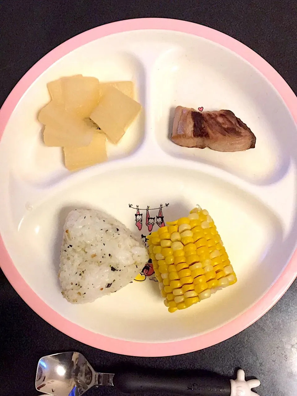 Snapdishの料理写真:離乳食 夜
・ふりかけおにぎり
・茹でトウモロコシ
・ぶりの照り焼き
・おでんの大根
・りんご(写真なし)|ぺろたんさん