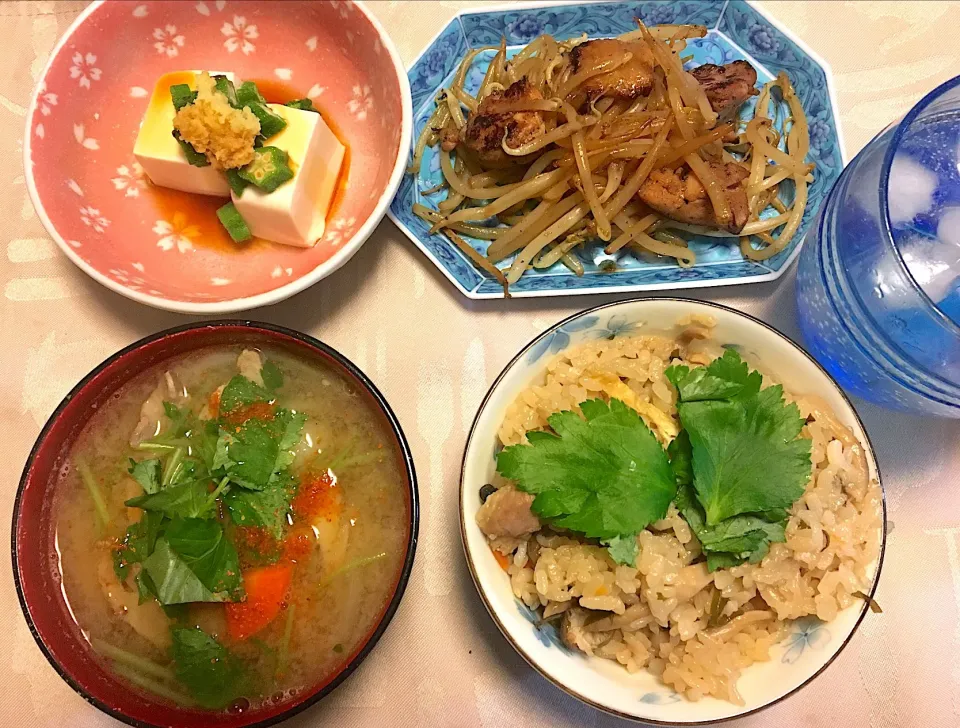 炊き込みご飯（鶏肉、しめじ、油揚げ、人参、すき昆布）、豚汁、冷奴、もやし炒め|Junko Tominagaさん