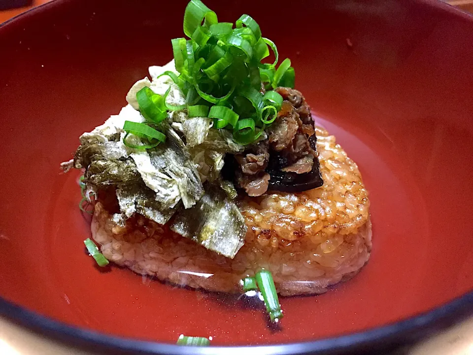 〆の簡単❗️冷凍焼きおにぎり茶漬け|ｋｚｓｙｋさん