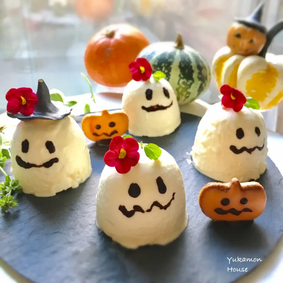 ハロウィン👻スイーツ ホワイトチョコムース作りました 中には、カボチャカスタードクリームが入っています。 表面は、ホワイトチョコと生クリームを 合わせて、コーティングしました 中は、ふんわり 外は、パリッと！ 可愛いおばけ👻で、ハロウィン🎃 ムースは、卵白、ホワイトチョコ、生クリームで 作りました。|ゆかモンさん