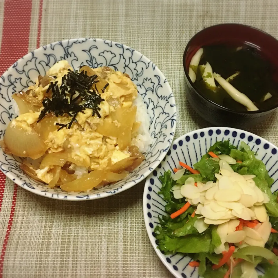 たまご丼・しめじとわかめのおつゆ・サラダ|美也子さん