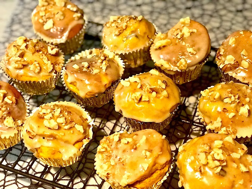 Pumpkin cupcakes with maple syrup frosting with toasted pecans for toppings|Babyluv Cabrera Ocampoさん