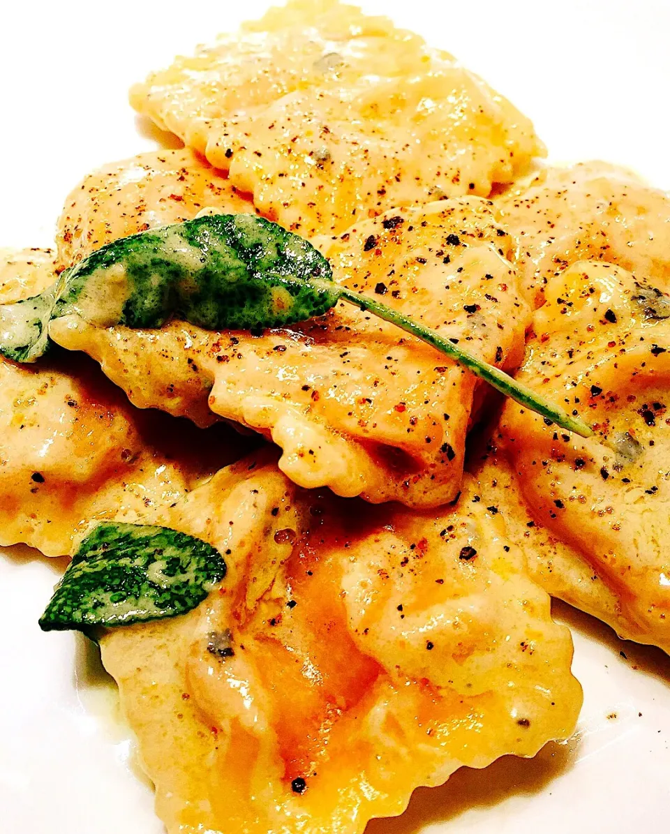 バターナッツスクウォッシュのラビオリ ブルーチーズソース

#バターナッツスクウォッシュ #ラビオリ #butternutsquash #ravioli #bluecheese|hipboaさん