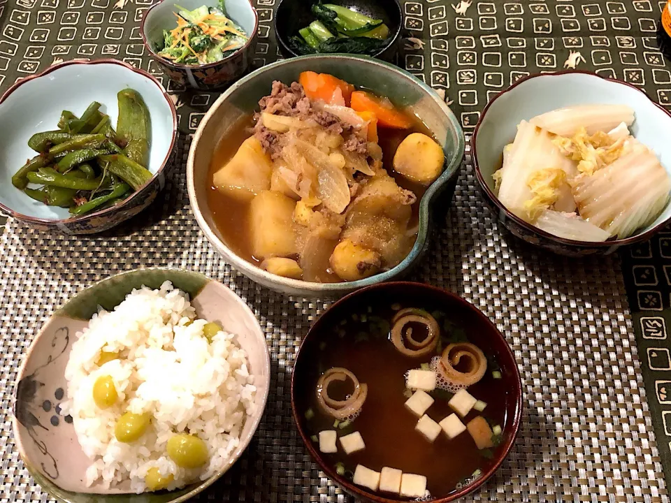 Snapdishの料理写真:肉じゃがメイン、銀杏ご飯、白菜の豚バラ蒸し、満願寺とうがらしのおかか和え、間引き菜の胡麻マヨ、高菜のお漬物|amiさん