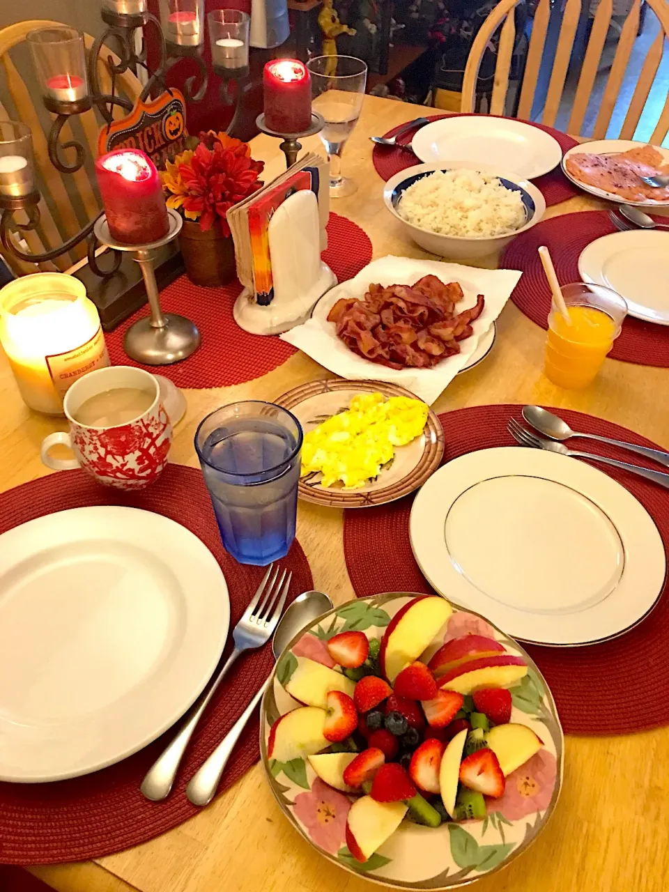 Sunday Morning breakfast 
Garlic Fried Rice, Bacon, scramble eggs, smoked salmon, & fresh mixed berries & apple fruit bowl #pinoystyle #breakfast/brunch|🌺IAnneさん