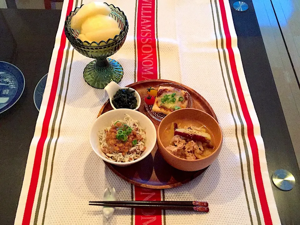 シラス丼 納豆のせ
白ごま味噌スープ
油揚げピザ
海苔ふりかけ 梨|Hitomiさん