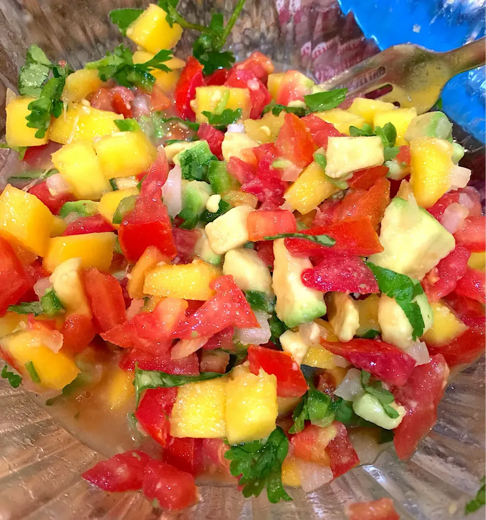 My homemade Salsa. Mangoes, Avocado 🥑, lime, cilantro, tomatoes 🍅 and chopped onions.|Alma's Home Kitchenさん