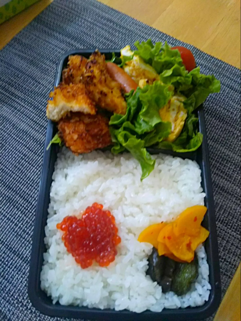 Snapdishの料理写真:手作りイクラのお弁当です❗️
チキンカツはむね肉をつかって衣は高野豆腐
ヘルシーお弁当🎵|Sakuraちゃんさん