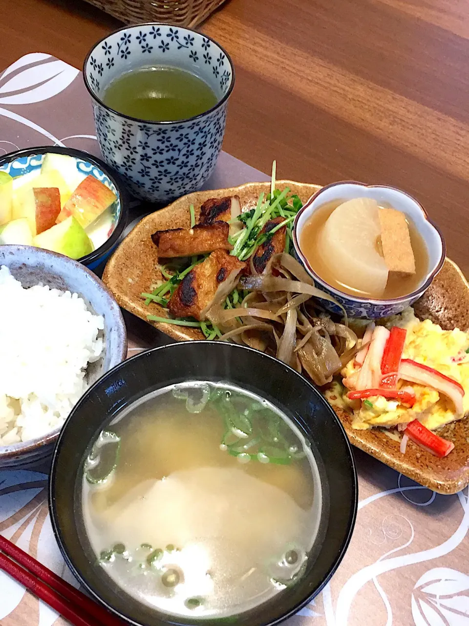 Snapdishの料理写真:朝ごはん
カニカマ入り卵、きんぴらごぼう、豆苗とはんぺんの炒め物、大根とあつあげの煮物、白米、肉団子と長ネギの味噌汁、りんご添えヨーグルト|かよちゃんさん