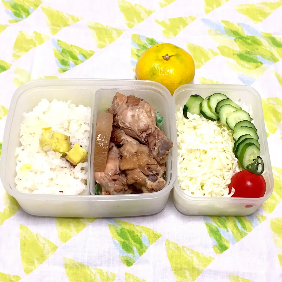 Snapdishの料理写真:さつまいもご飯・鶏手羽と大根の煮物弁当|とにおさん