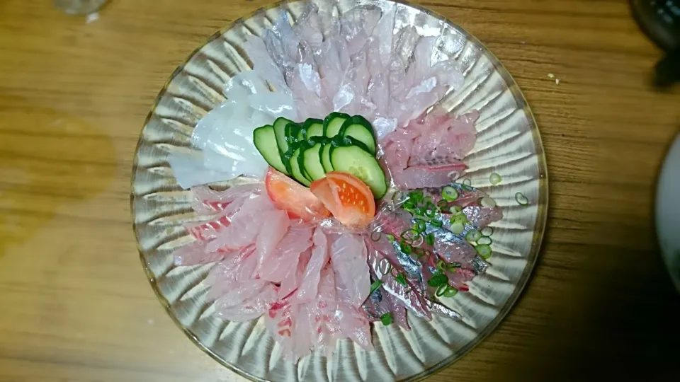 Snapdishの料理写真:漁師とりたて鮮魚の刺身盛り合わせ #鮮魚 #刺身|漁吉丸ゆみさん