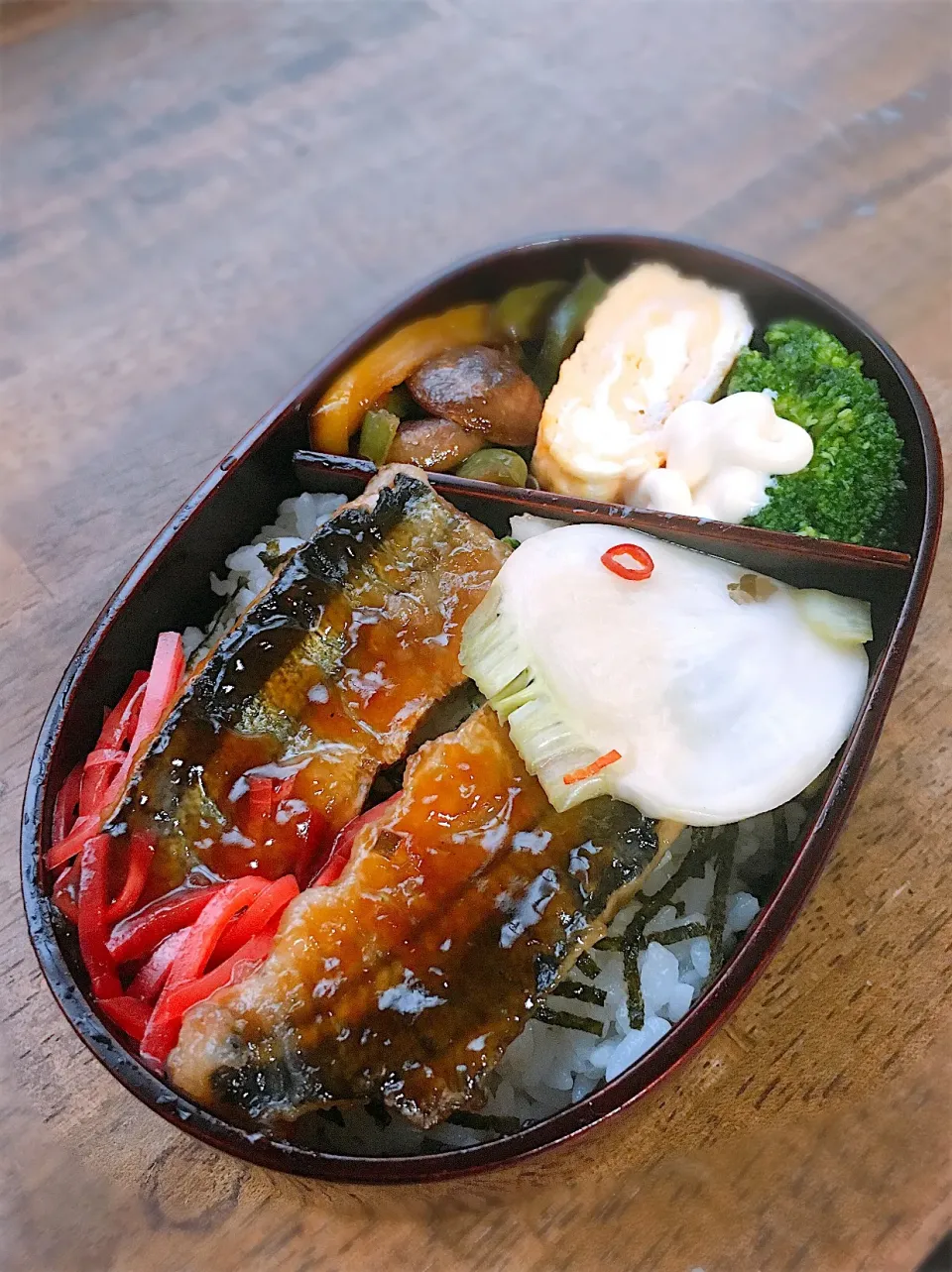 今日のお弁当
・秋刀魚蒲焼
・出汁巻き卵
・椎茸とピーマンの醤油焼き
・小蕪の浅漬け|akiさん