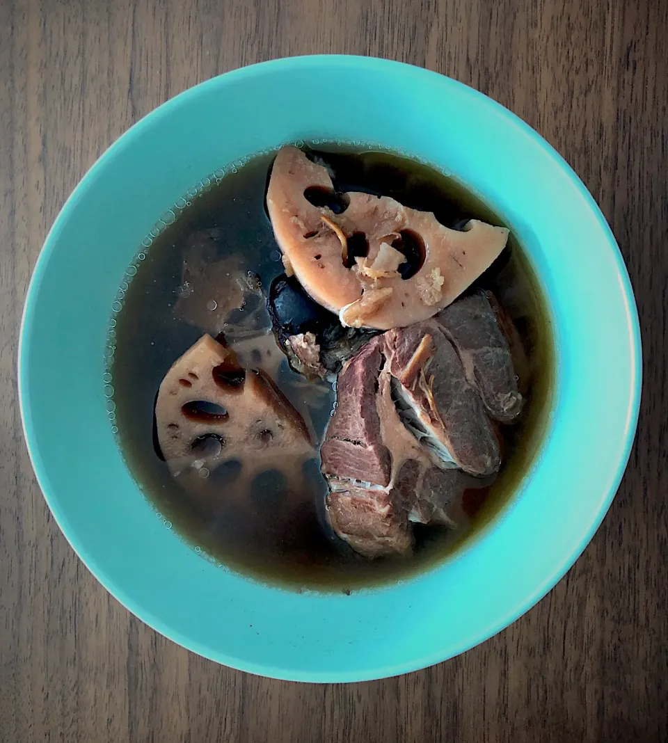 Lotus root, pork shoulder, dried scallop, dried octopus, red dates soup|Anita Chiamさん