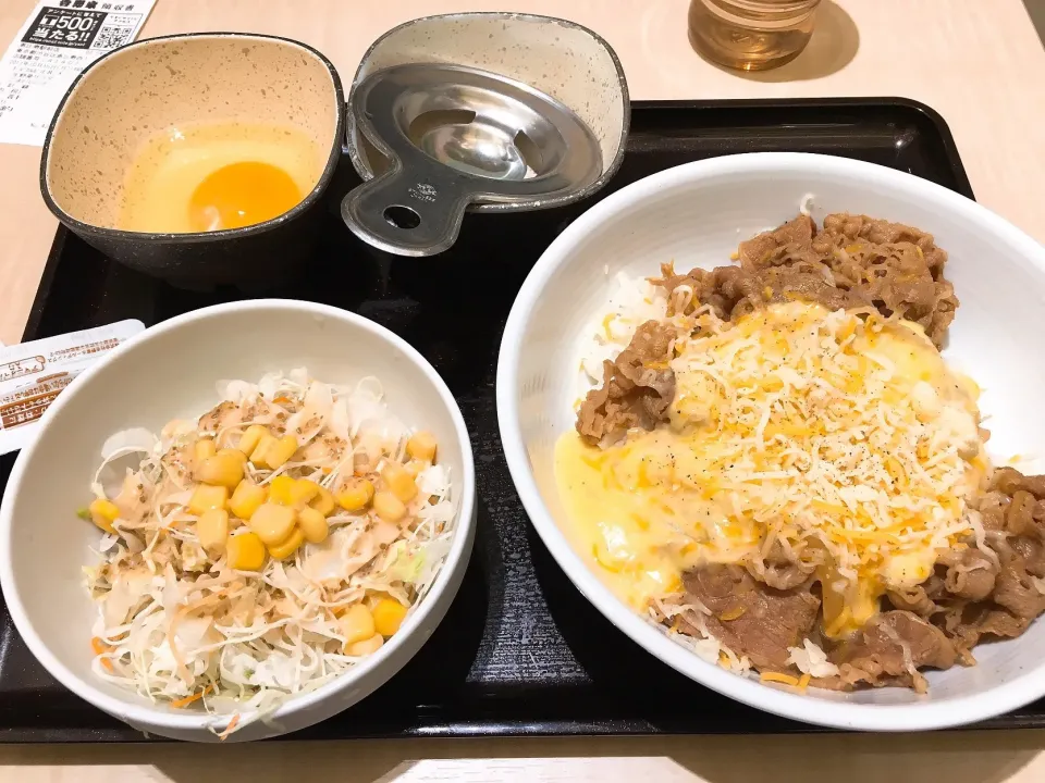 チーズカルボ牛丼＆野菜サラダ|chan mitsuさん