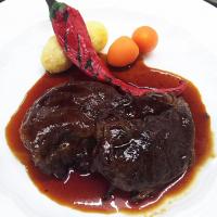 久しぶりの投稿２♪

黒豚ほほ肉の赤ワイン煮