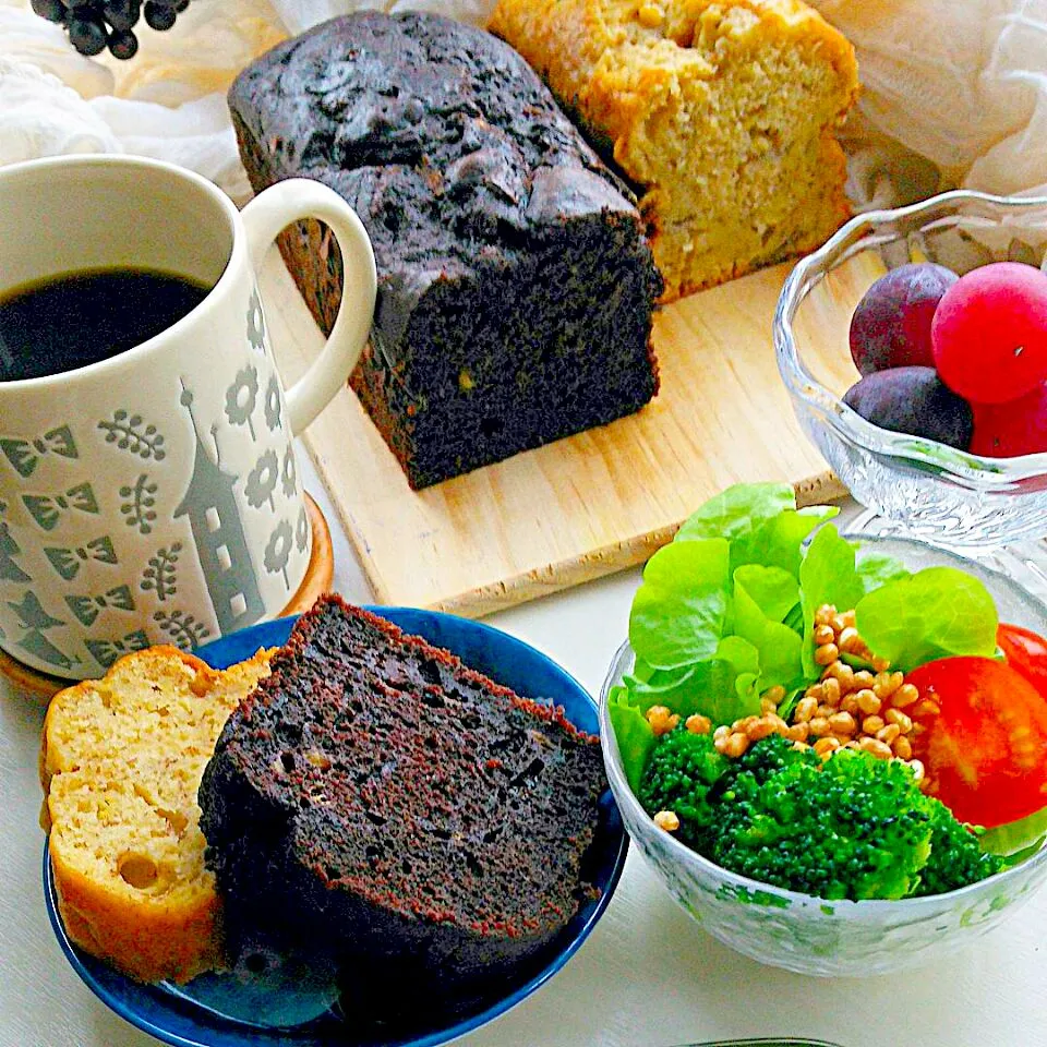 Snapdishの料理写真:🔘Breakfast 🍴 🔘Bananabread and banana bread with blackcocoa 🔘Salad 🔘Coffee
🔘Grapes 朝ごはん#うちごはん#おうちカフェ|まめさん