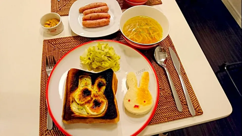 今日の夕食 食パンの焼きカレー、コンソメスープ、ザワークラウト、椎茸のソーセージ|pinknari🐰🌈さん