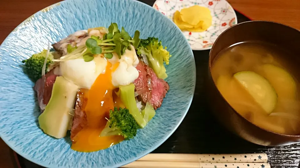 子供夜ご飯🍚ローストビーフ丼、ズッキーニ玉葱しめじお味噌汁、沢庵|アンジェさん