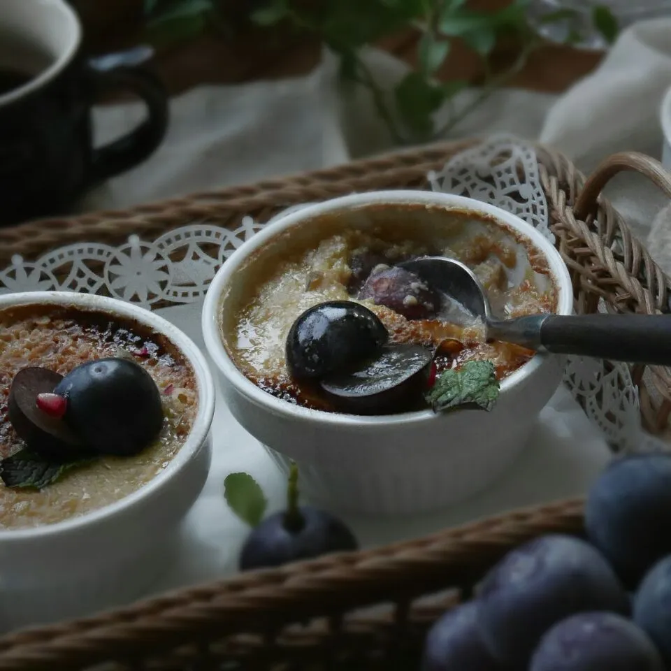 Snapdishの料理写真:巨峰ごろごろクレマカタラナ 
Crema Catalana with grapes|まちまちこさん