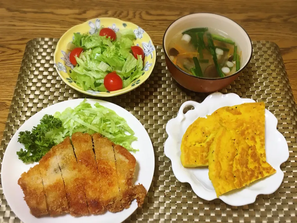 Snapdishの料理写真:サラダ・生マロニーで中華スープ・豆ペーストでオムレツ・トンカツ|美也子さん