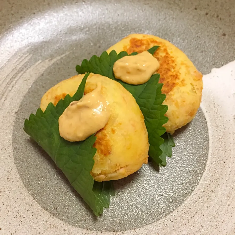 お酒のアテにでも🍺じゃがいもとサーモンのお焼き|みささん