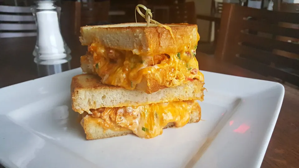 Pimento grill cheese with  buttermilk chicken bites, and cool ranch.|christopher Morrisさん