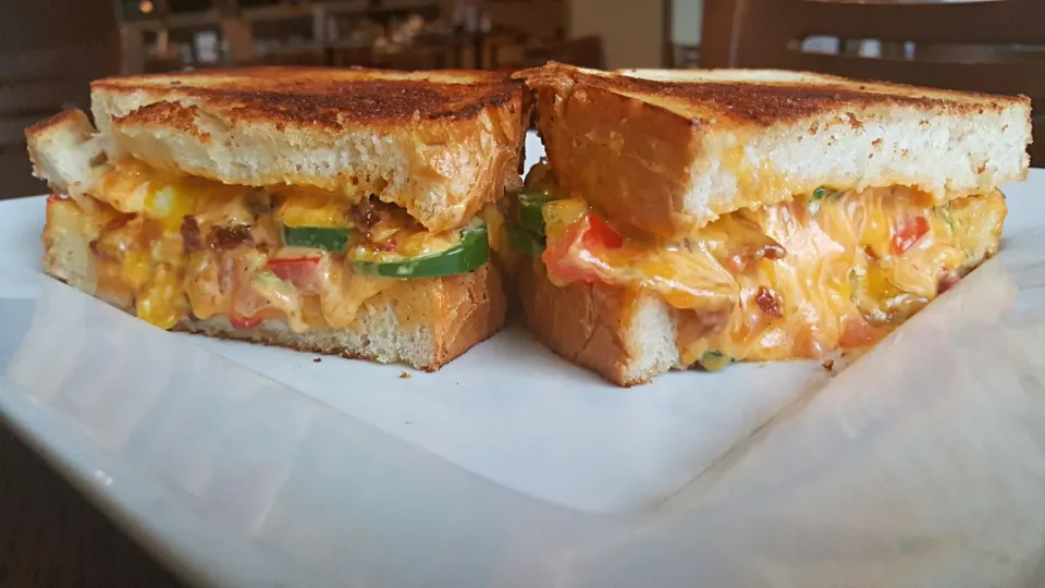 Candied bacon, fried egg and pimento grilled cheese with jalapenos|christopher Morrisさん