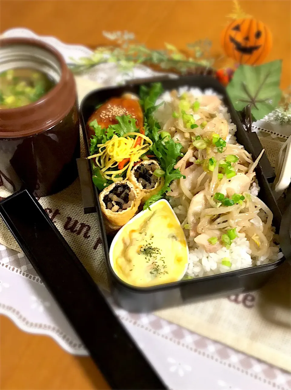 旦那ちゃん弁当🎶
もやし豚トロ炒めのっけ。
ポテトグラタン
玉子肉巻き
ひじき油揚げくるりん
ピーマン人参ナムル
お豆腐しめじの味噌汁|BooBooさん