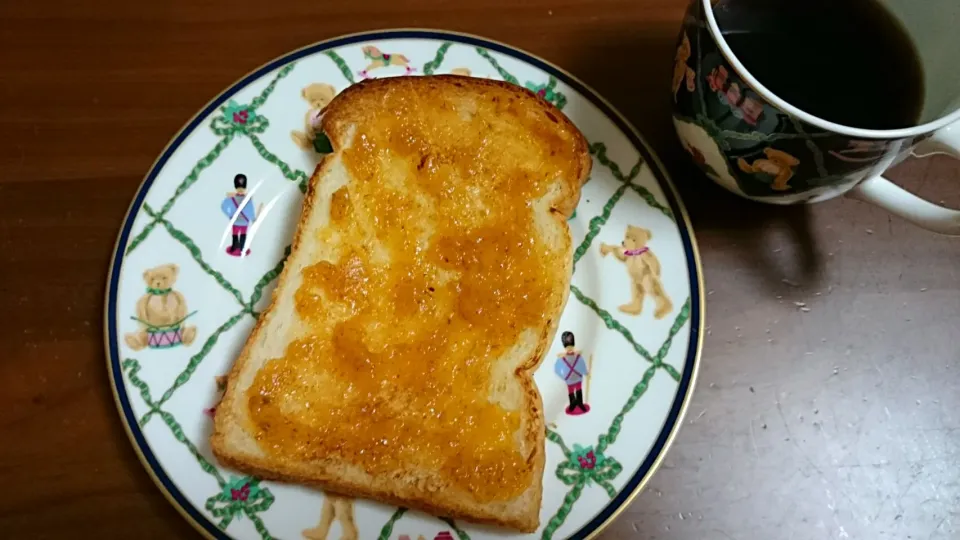 朝ご飯🍞柿ジャムトースト、ホットコーヒー|アンジェさん