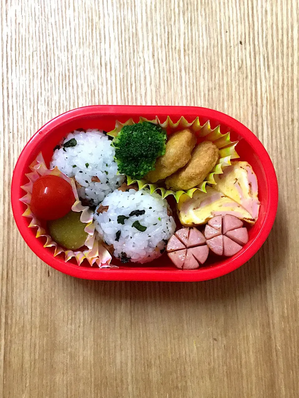 #ムスメ弁当 
チキンナゲット、ハム卵焼き、ソーセージ、ブロッコリー、ミニトマト、シャインマスカット、おにぎり|mossan＠OSAKAさん