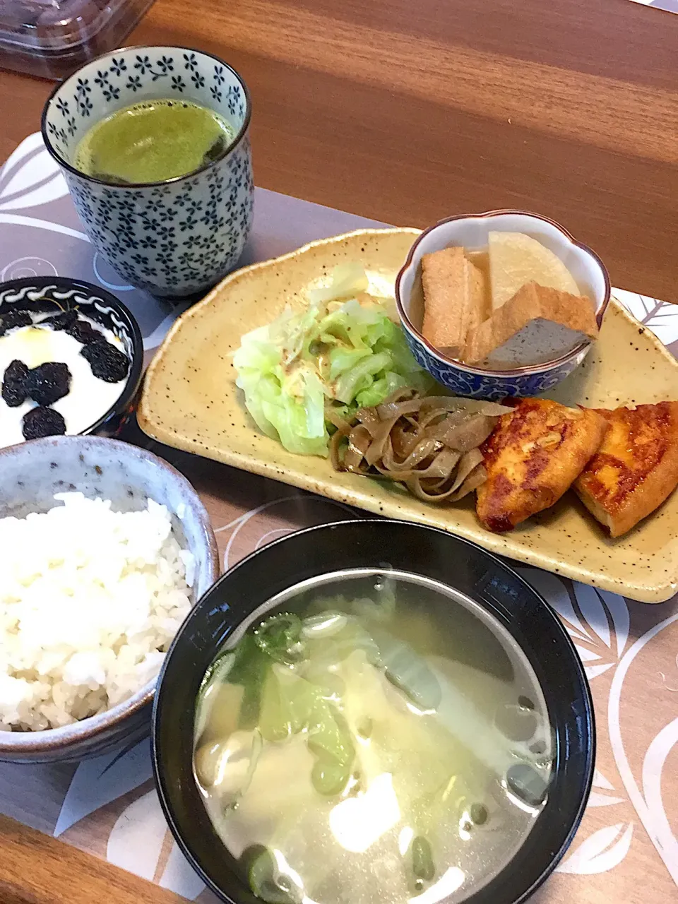 朝ごはん
焼きガンモ、きんぴらごぼう、茹でキャベツ、大根とあつあげの煮物、白米、ジャンボレーズン添えヨーグルト、緑茶|かよちゃんさん