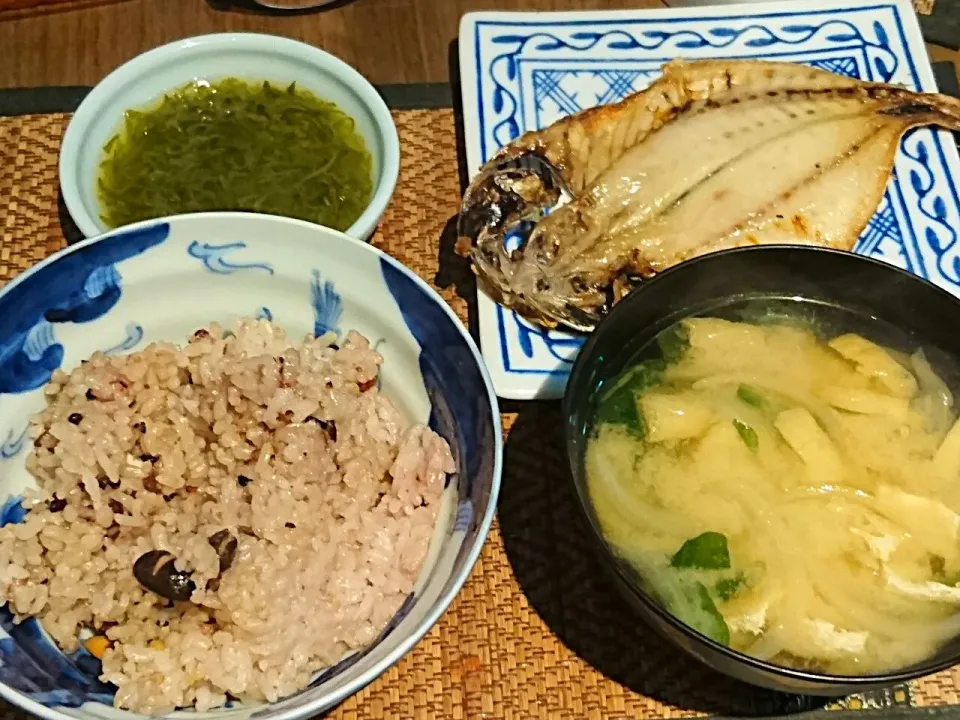 Snapdishの料理写真:めかぶ&アジの開き&玉ねぎとほうれん草の味噌汁|まぐろさん