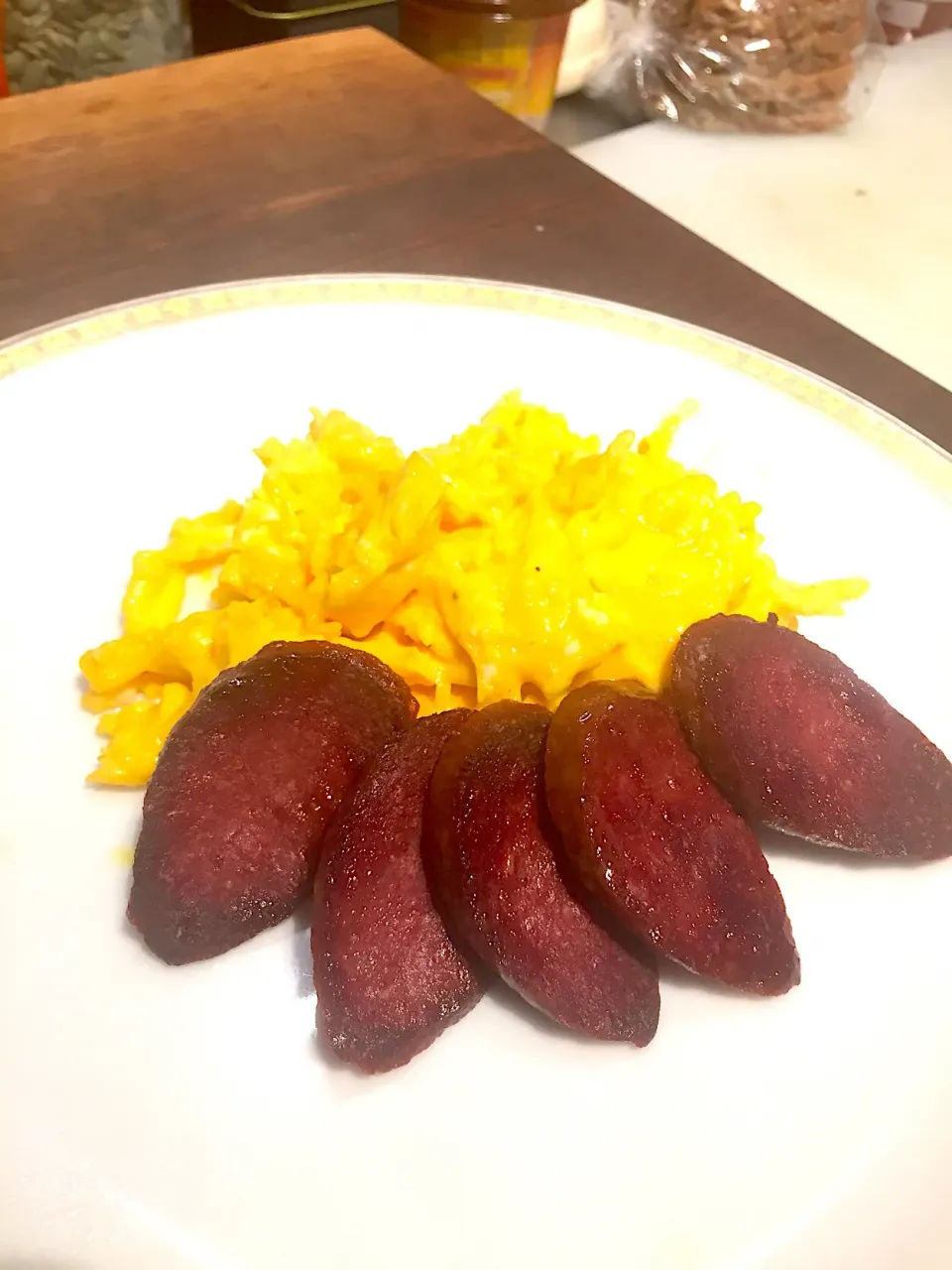 Scrambled eggs and Turkish sausage (sucuk)|Chris Shannonさん