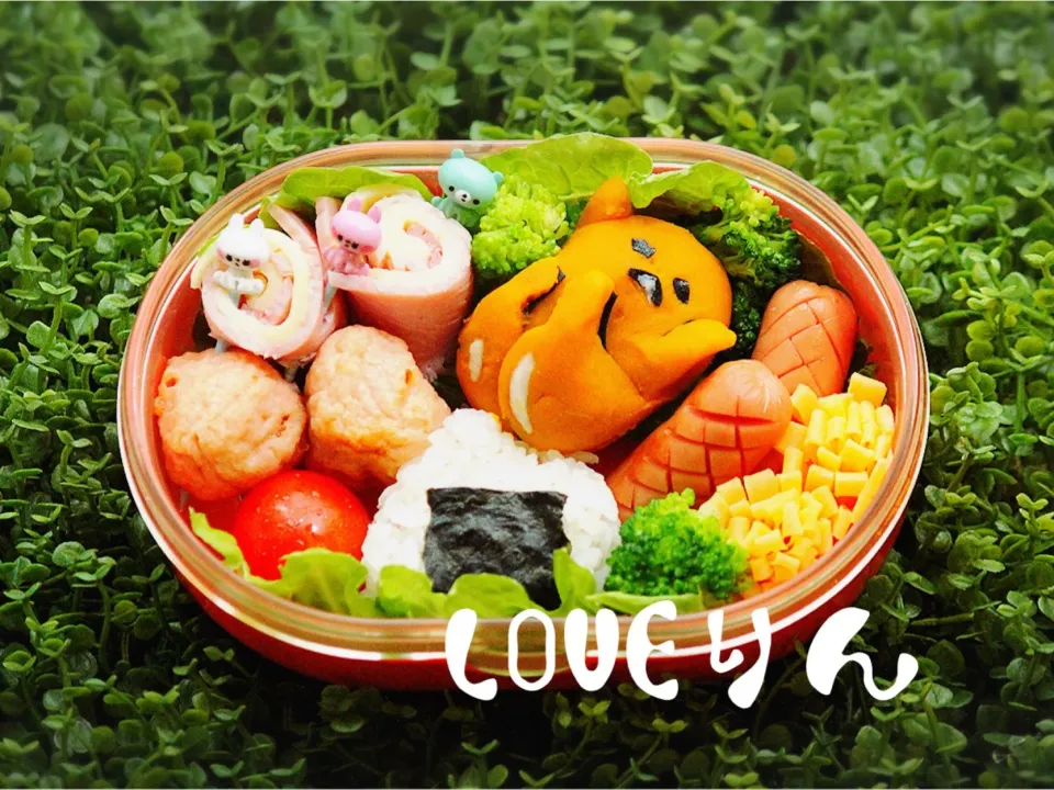 おにぎりの上にドーンっとぐでたま弁当|LOVEりんさん