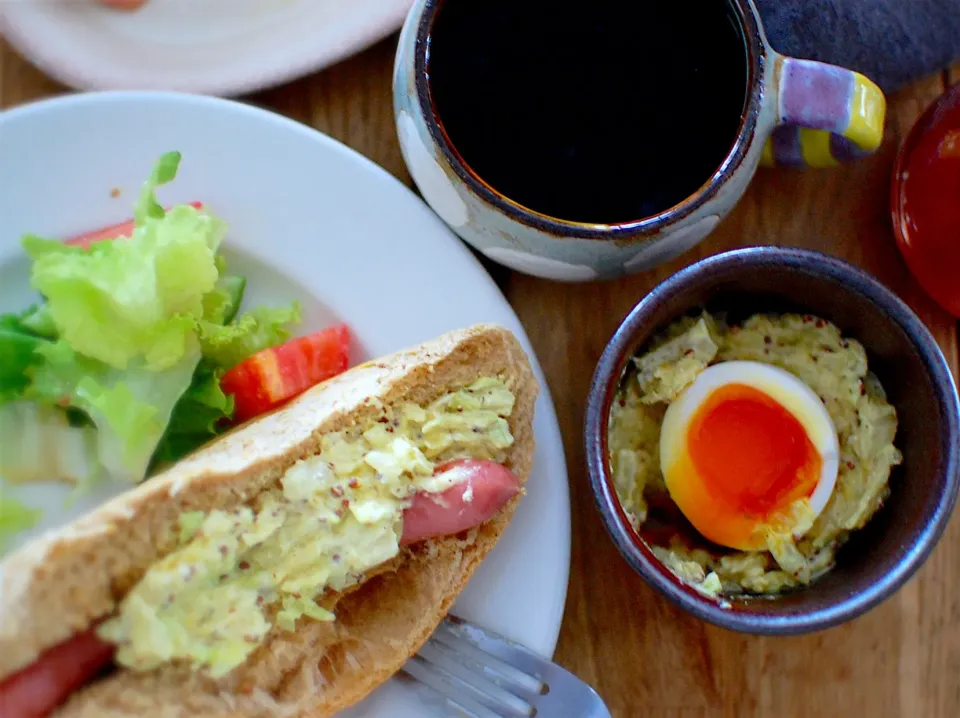 半熟卵🥚とシャキシャキキャベツ入りタルタルソースでホットドッグ🌭|naeさん