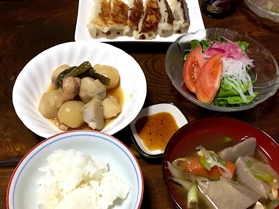 里芋の煮付けと芋の親汁と紫玉ねぎと大根のサラダ、餃子|Noriko Hosokawaさん