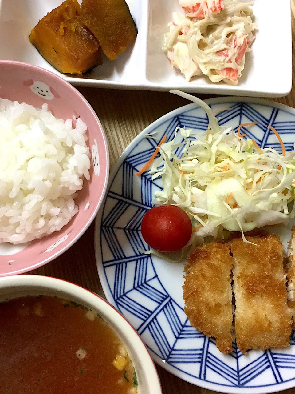 #ムスメご飯 

チキンカツ、サラダ、カニカマとえのき茸のマヨ和え、かぼちゃ煮、コンソメスープ、ご飯|mossan＠OSAKAさん