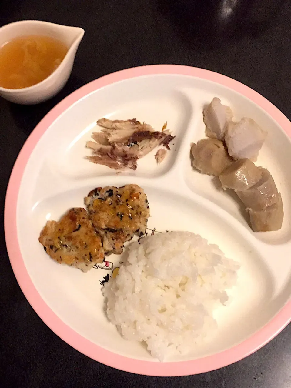 離乳食 夜
・ごはん
・豆腐ハンバーグ
・秋刀魚の塩焼き
・里芋の煮っころがし
・ブドウ(写真なし)|ぺろたんさん