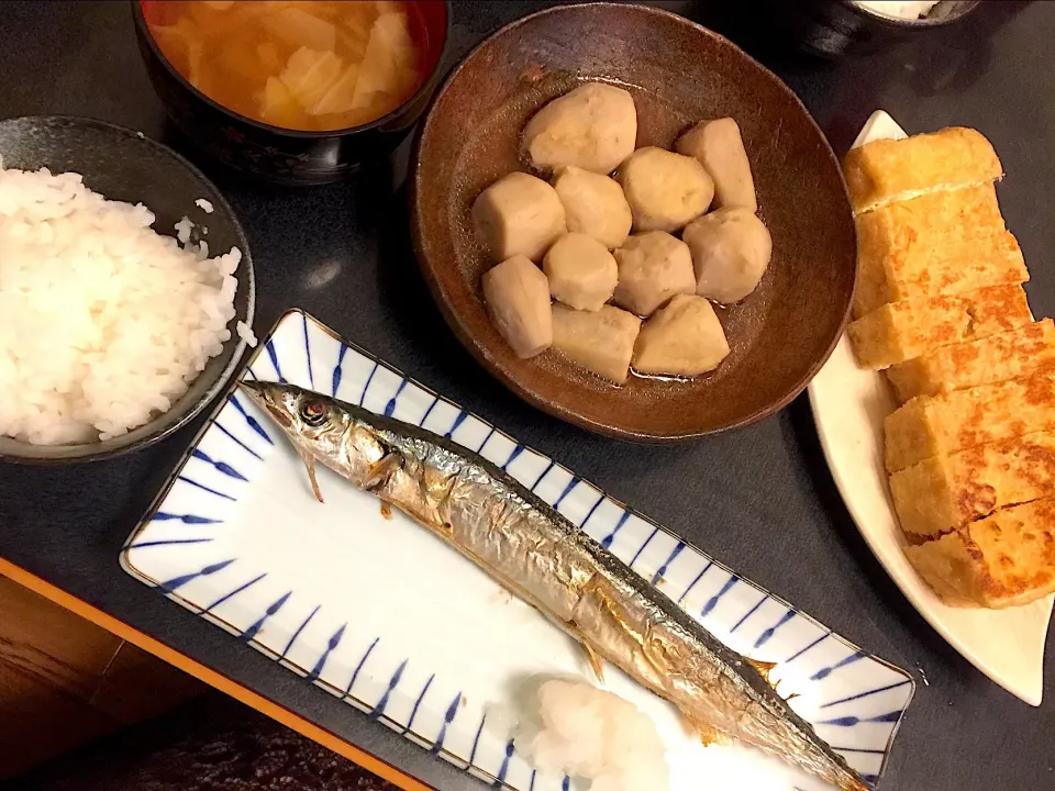 秋の秋刀魚定食
・秋刀魚の塩焼き
・里芋の煮っころがし
・焼き油揚げ
・キャベツのお味噌汁|ぺろたんさん