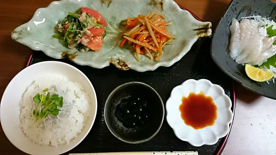 子供夜ご飯🍚しらすご飯、鮃刺身、ホウレン草トマトツナ和え、きんぴらごぼう、黒豆|アンジェさん