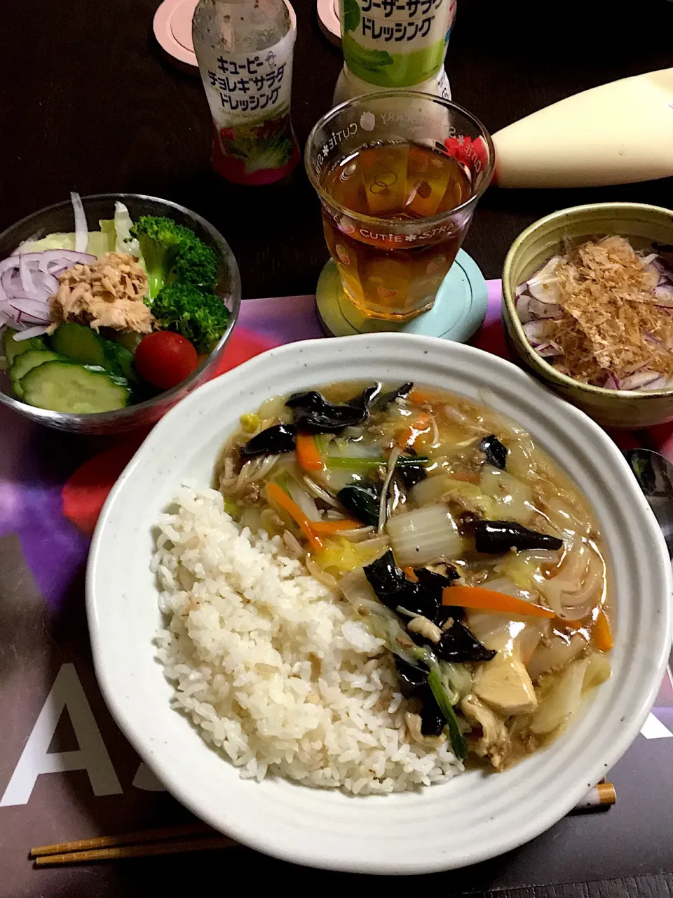 餡掛け丼(白菜、玉ねぎ、小松菜、人参、エノキ、キクラゲ、鶏胸肉、牛豚合挽き肉)生野菜サラダ、紫玉ねぎスライスおかか掛け(*^｡^*)|ライムさん