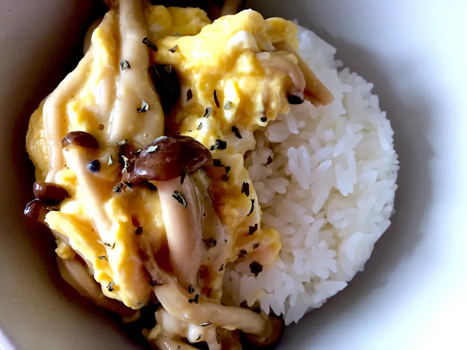 # Stir-fried Eggs with Mushroom Rice # ぶなしめじ 🍄🥚|Doris Wong 🐰さん