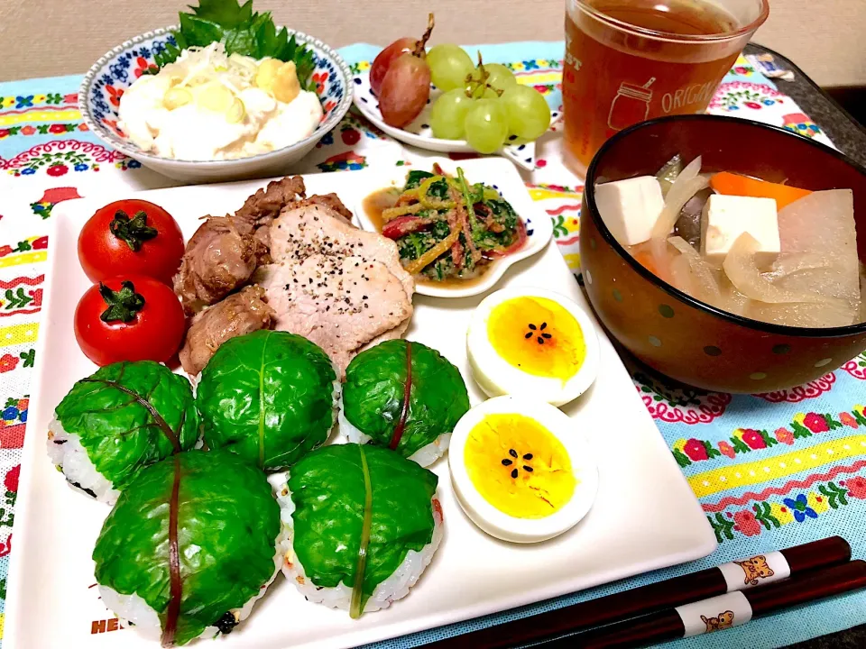 Snapdishの料理写真:ワンプレートご飯🍙スイスチャードのひとくちおにぎりと色々おかず🍴|がぁがさん