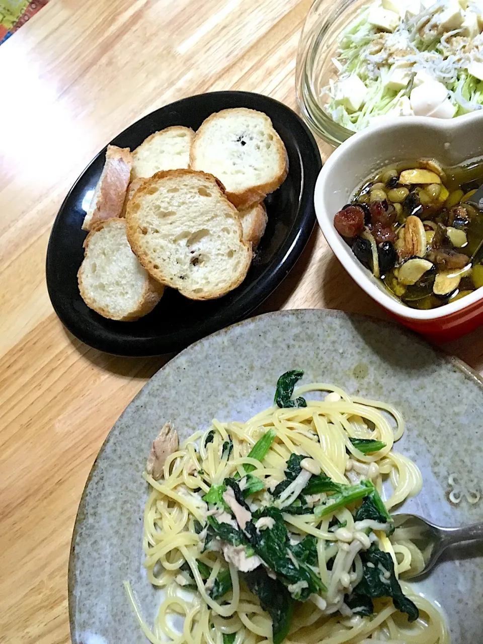 Snapdishの料理写真:月一食べたくなるアヒージョ✧ •̀.̫•́✧な晩ご飯💕
秋刀魚と５種お豆のアヒージョ
バケット

ツナとほうれん草とエノキのあっさり豆乳パスタ

キャベツとちりめんじゃこ、お豆腐のサラダ|さくたえさん