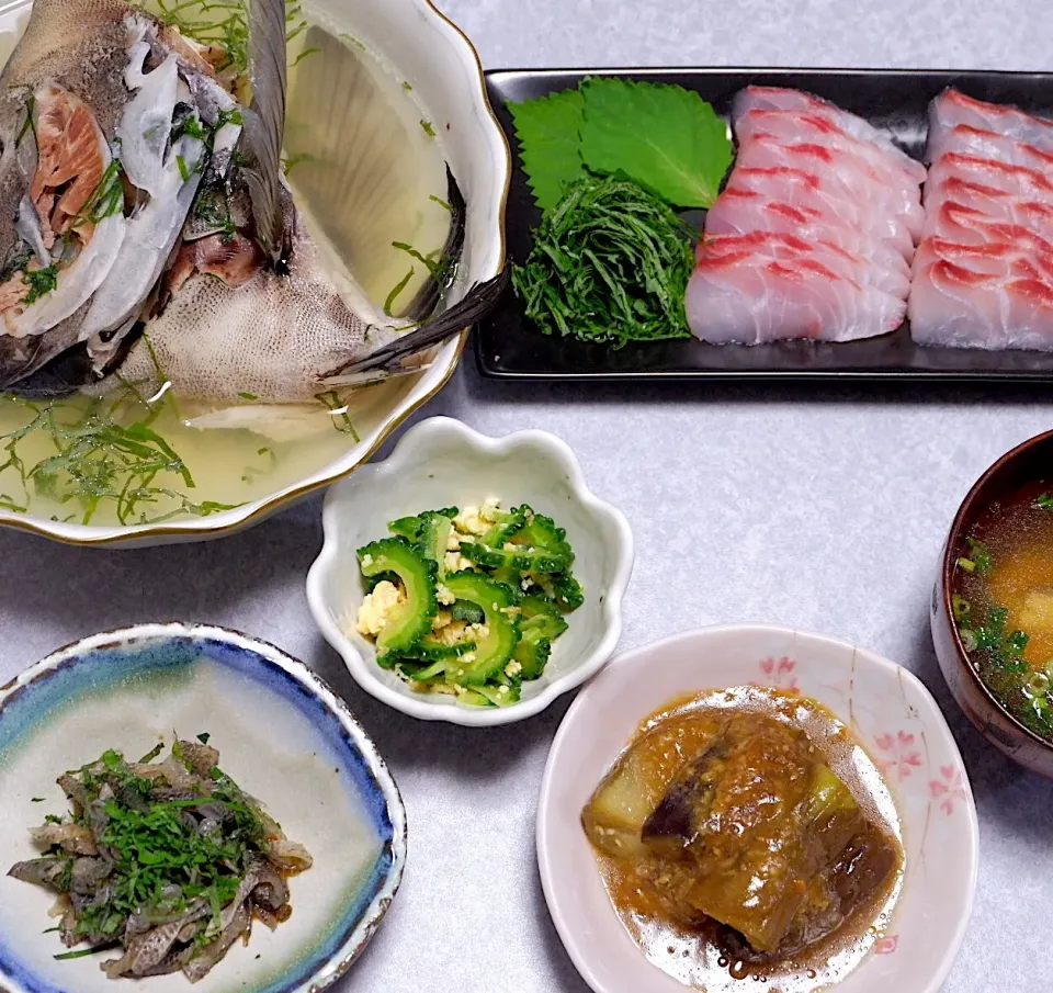 マース煮、刺身、ゴーヤの酢の物、ナスの味噌煮、味噌汁、皮の湯びき|Orie Uekiさん