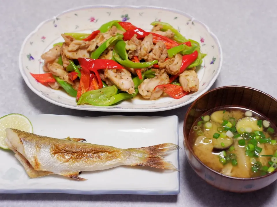 焼き魚、鶏肉とピーマンの炒め物、味噌汁|Orie Uekiさん