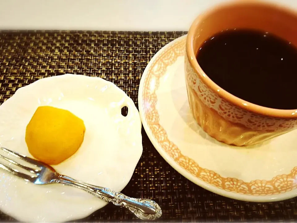 秋の味覚「柿とコーヒー」☕️  ジャスミンの香りがするグアテマラの豆を珈琲ミルで丁寧にすっていただきました。☺️✨#グアテマラ珈琲#柿#ジャスミン|Hi-Niさん