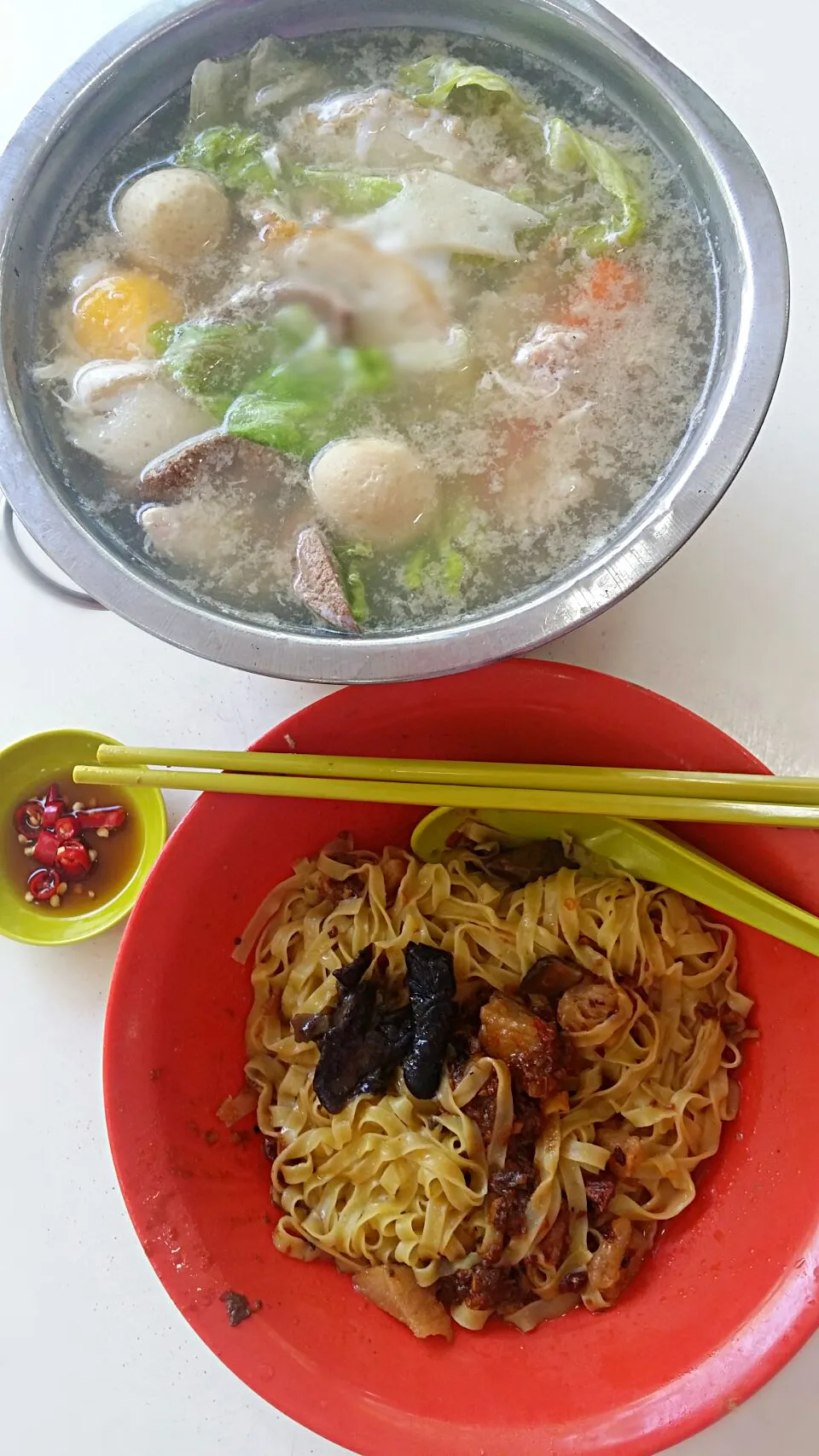 Singapore local food : Delicious Soup with lots of ingredients (Fish balls, fish slices, pork slices, pork liver, crab sticks, vegetables) and well cooked flat |tracyさん