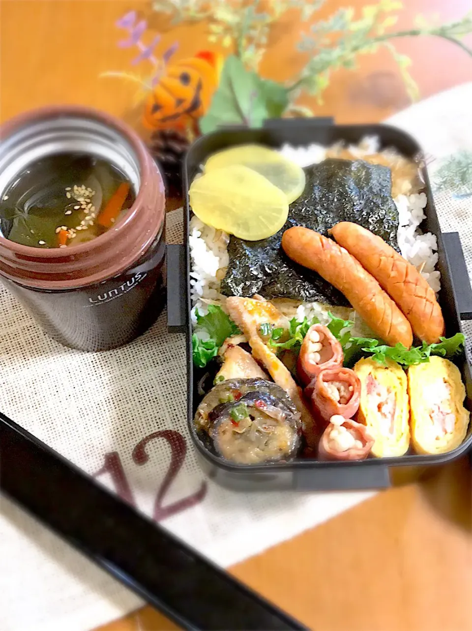 旦那ちゃん弁当🎶
シーチキン海苔弁
ウイン
なす豚トロ味噌炒め
えのきベーコン
カニカマ入り玉子焼き
ワンタンスープ|BooBooさん