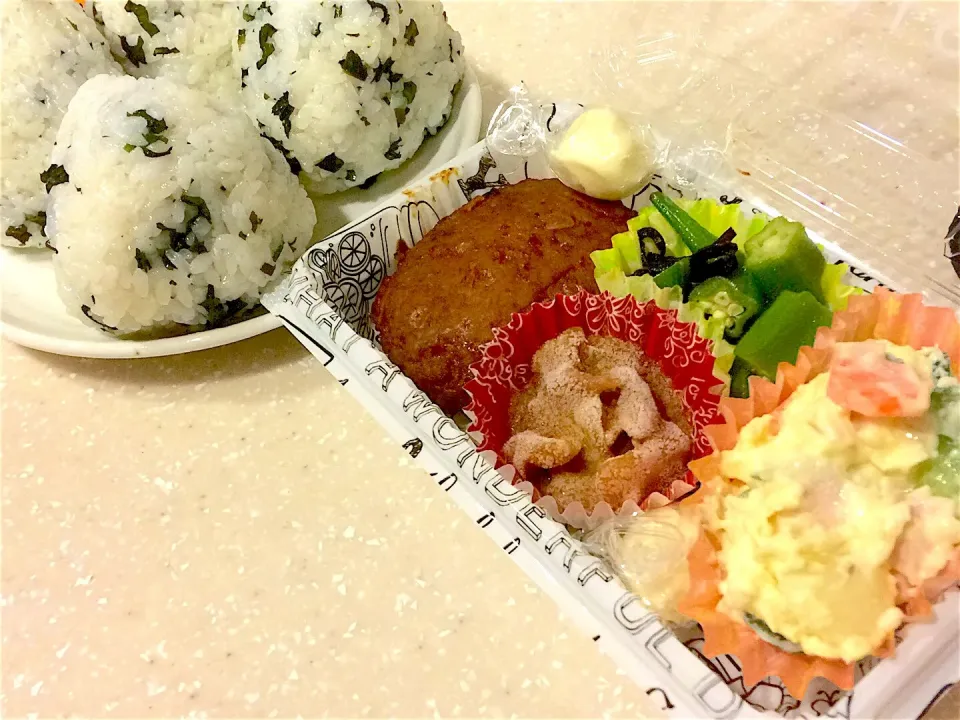 Snapdishの料理写真:旦那弁当🍱
おにぎり×4個
ハンバーグ
オクラの塩昆布和え
回鍋肉(冷食)
ポテサラ
チーズ|すがかえさん